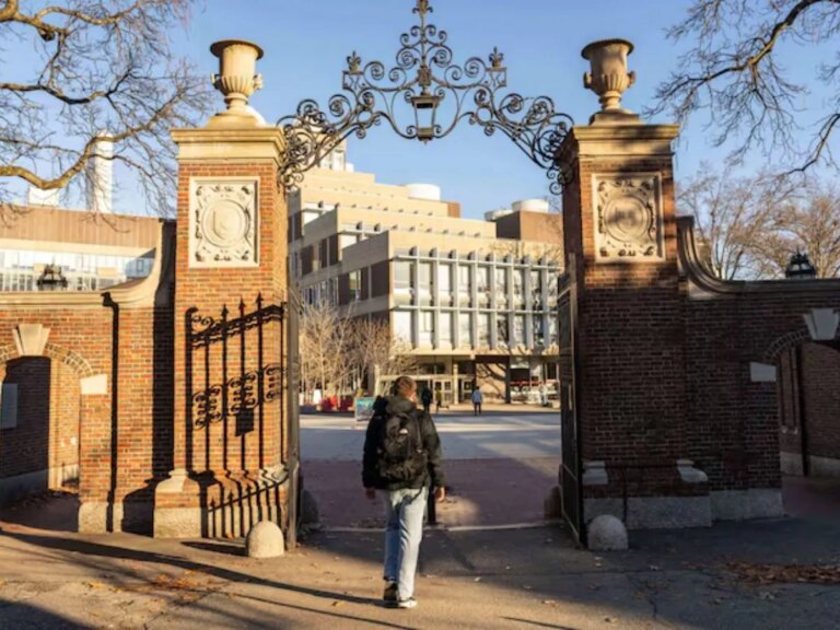 Trump Vs Harvard: हार्वर्ड की ‘ना’ पर भड़के ट्रंप, रोक दी 2.2 अरब डॉलर की फंडिंग – trump vs harvard trump admin freezes 2 2 billion dollar grants to harvard university