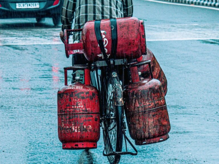 LPG Price Hike: आम लोगों की जेब पर महंगाई की मार: घरेलु गैस सिलेंडर ₹50 महंगा, उज्ज्वला योजना के लाभार्थियों को भी झटका – lpg gas cylinder price hike april 2025 ujjwala yojana subsidy petrol diesel price update india