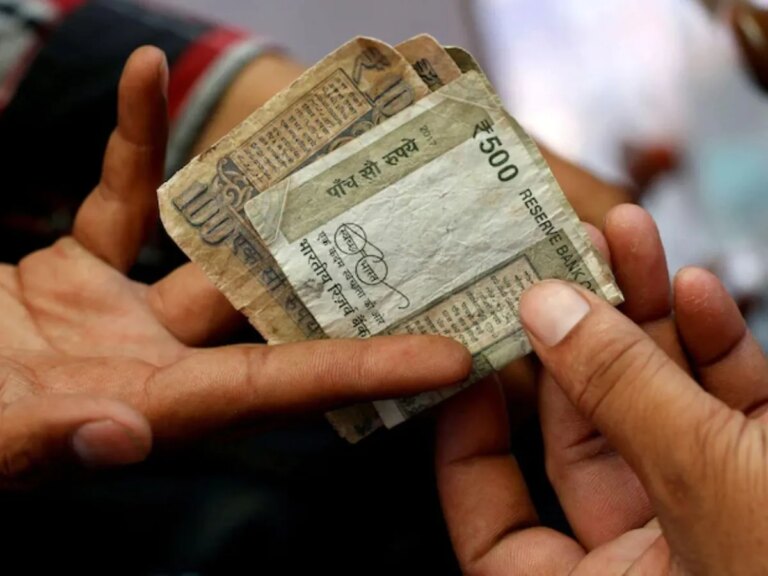 माइक्रोफाइनैंस सेक्टर में बढ़ती चूक बनी चिंता, FY26 की दूसरी छमाही में सुधार की उम्मीद – microfinance defaults stay elevated in q4fy25 says india ratings