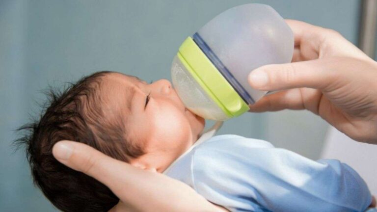 पीडियाट्रिशियन ने बताया नवजात शिशु को कब देना चाहिए पानी? यहां जान लें पेरेंट्स