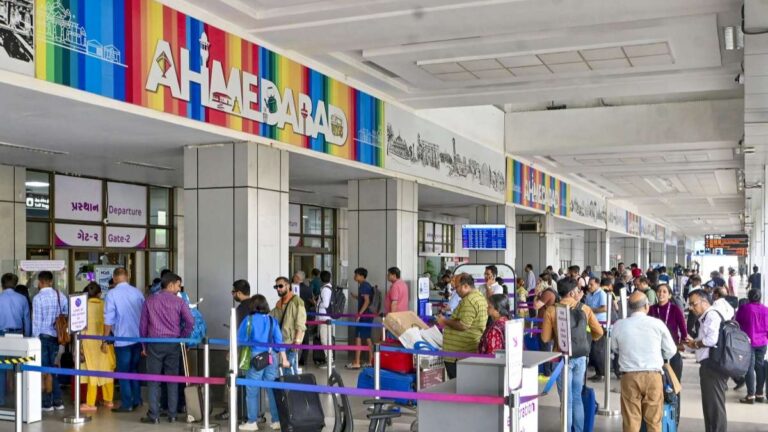 अहमदाबाद एयरपोर्ट पर 49 लाख से ज्यादा का सोना पकड़ा गया, 4 यात्री हिरासत में