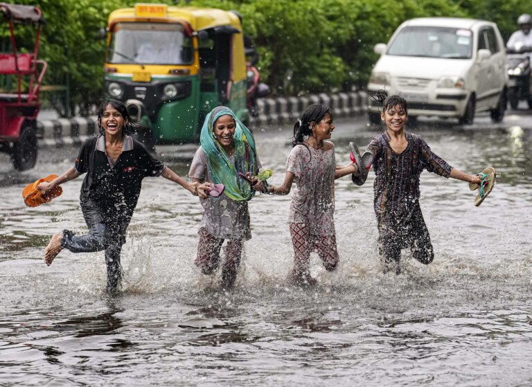 Delhi Weather Today: आंधी-बारिश से दिल्ली को मिली गर्मी से राहत, कई इलाकों में जलभराव; जानें कैसा रहेगा आज का मौसम