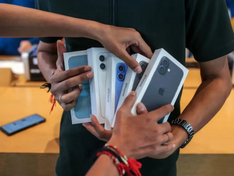 iPhone नहीं होगा महंगा! Apple ने उठाया बड़ा कदम, भारत से एयरलिफ्ट किए 600 टन डिवाइस; ट्रंप टैरिफ को मात देने की कवायद – iphone price hike apple airlifted iphones worth 2 bn dollar from india in mar to beat trump tariffs