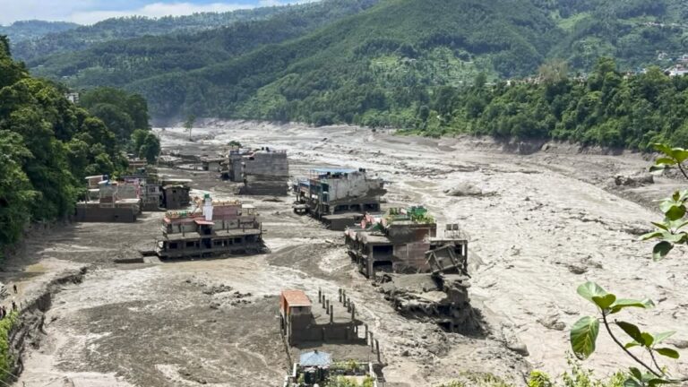 नेपाल आपदा में अब तक 359 लोगों की मौत, 1300 से ज्यादा लोग लापता, इनमें 288 भारतीय शामिल