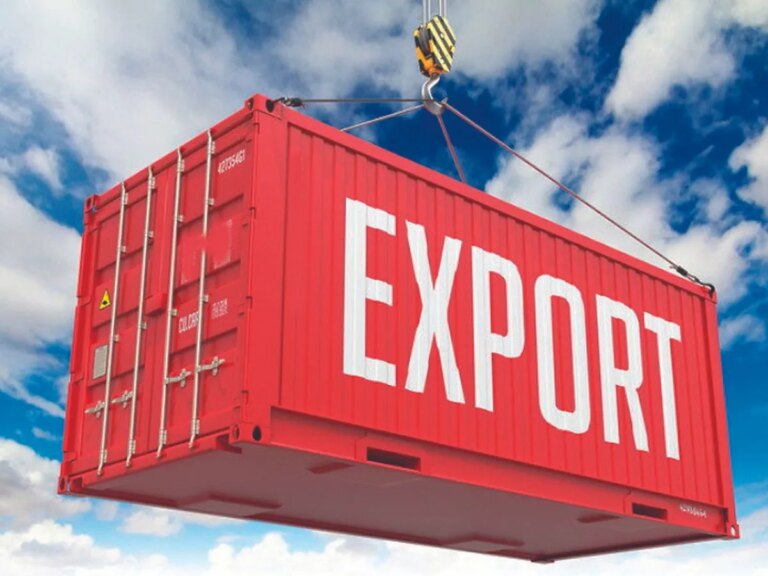 Trump Tariffs का खौफ: समय से पहले अमेरिका माल भेज रहे हैं निर्यातक, बंदरगाहों पर दिखी शिपमेंट की रिकॉर्ड तेजी – us retaliatory tariffs on indian exports smartphones engineering goods pharma shipment surge 2025
