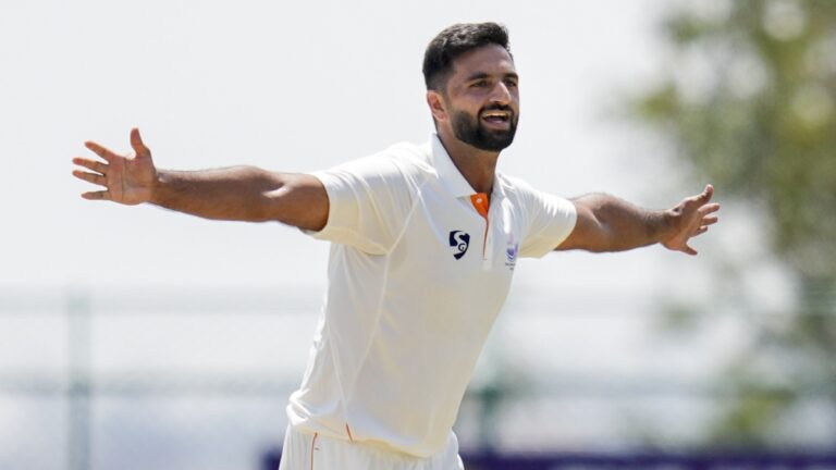 आकिब नबी ने काउंटी चैंपियनशिप में दिखाया गेंद से कमाल, बिखेर दी अंग्रेज खिलाड़ी की गिल्लियां; देखें VIDEO