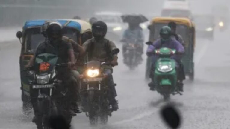 दिल्ली में आज बरसेंगे बादल, 15 से ज्यादा राज्यों में आंधी और लैंडस्लाइड का अलर्ट