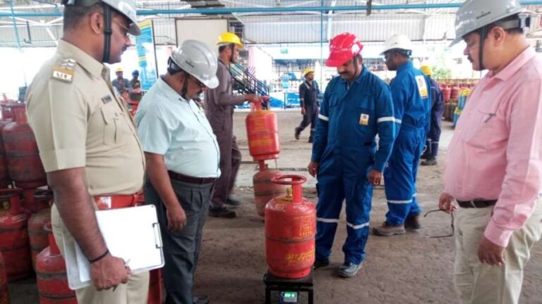 हर 4 में से 1 सिलेंडर में तय मात्रा से कम गैस, LPG बॉटलिंग यूनिट्स पर हुई छापेमारी में चौंकाने वाला खुलासा, जुर्माना वसूला गया