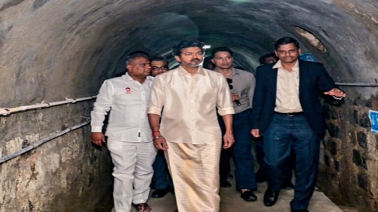 तमिलनाडु के मंदिरों में अब स्मार्टफ़ोन लेकर जाने पर पाबंदी, विजय सरकार ने जारी किया आदेश