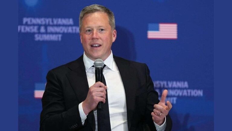 ईरान से जंग के बीच अमेरिका को झटका, US आर्मी के सेक्रेटरी ने दिया इस्तीफा