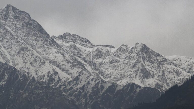 नेपाल में तिब्बत सीमा के पास हुआ हिमस्खलन, 10 लोग लापता; खराब मौसम से कई सड़कें बाधित