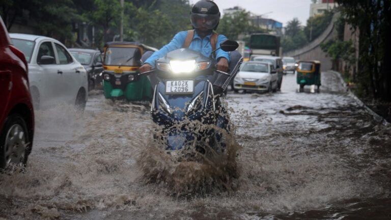 महाराष्ट्र से लेकर असम-मणिपुर तक आज भारी बारिश के आसार, 50 किमी की रफ्तार से चलेगी हवाएं