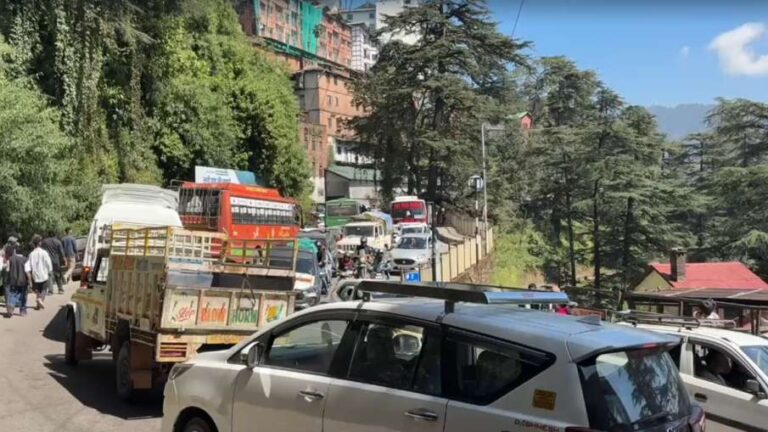 लॉन्ग वीकेंड ने शिमला की हालत खराब कर दी! 3 दिन में 70 हजार गाड़ियां पहुंचीं, सड़कें पैक, जाम में फंसे सैलानी