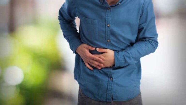 फूड पॉइजनिंग में होने वाले पेट दर्द से कैसे छुटकारा पाएं? डॉक्टर से जानें आसान तरीका