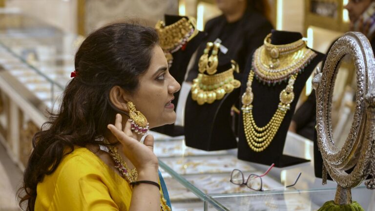 Gold Price Today: तनिष्क, कल्याण ज्वैलर्स, जॉयअलुक्कास, मलाबार पर क्या है सोने का भाव, देखें आज की ताजा कीमतें