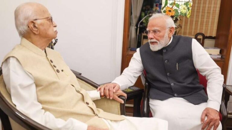 सार्वजनिक जीवन के 25 साल पूरे होने पर LK आडवाणी से मिलने पहुंचे PM मोदी, सामने आईं तस्वीरें