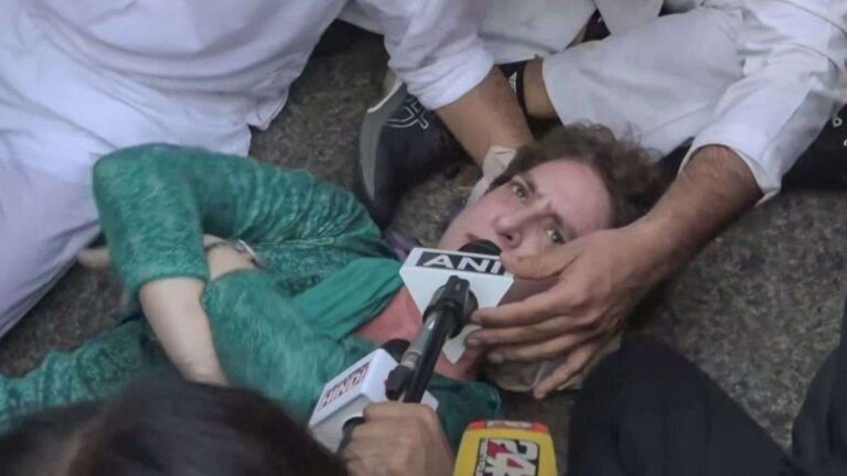 प्रियंका गांधी ने सड़क पर लेटे रहने की बहुत कोशिश की, लेकिन दिल्ली पुलिस ने राहुल संग हिरासत में लिया