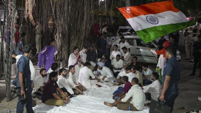 CEC के खिलाफ प्रदर्शन के बीच राहुल-प्रियंका से गृह मंत्रालय के संपर्क का दावा खारिज, PIB Fact Check ने बताया फर्जी