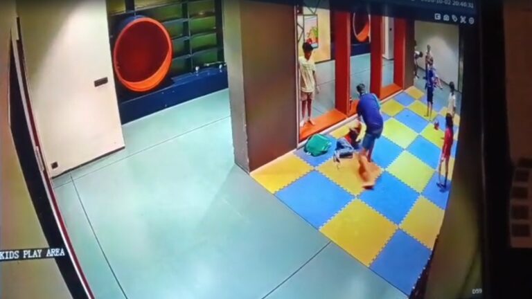 स्माइली बॉल लगने पर ऐसी सजा? किड्स जोन में मासूम को बेरहमी से पीटा, सूरत का ये CCTV देख खून खौल जाएगा
