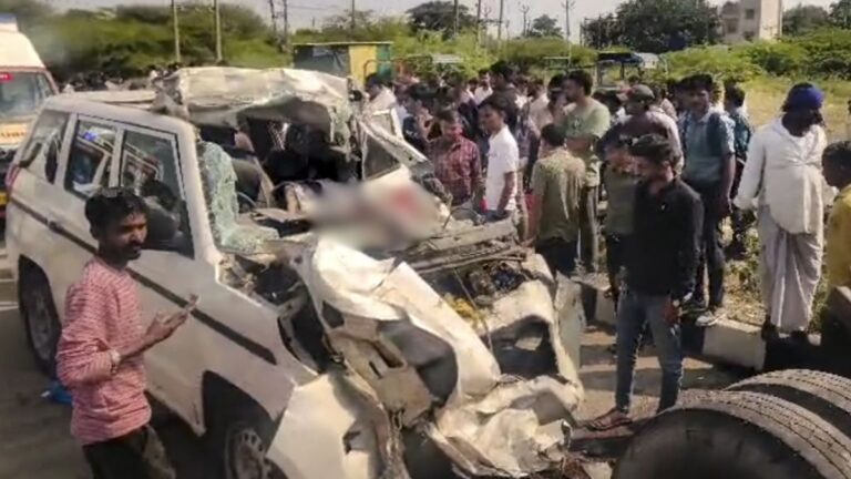 गुजरात के भावनगर में सड़क किनारे खड़े ट्रेलर में जा घुसी बोलेरो, सात लोगों की हुई दर्दनाक मौत