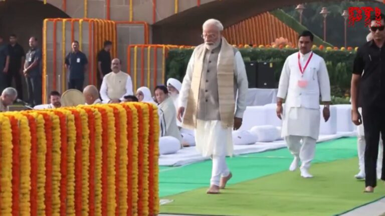 राष्ट्रपति मुर्मू और पीएम मोदी ने राजघाट जाकर गांधी जी को दी श्रद्धांजलि, राहुल गांधी समेत अन्य नेताओं ने भी अर्पित की पुष्पांजलि