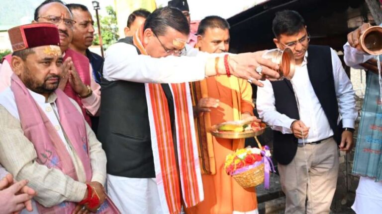 पीएम मोदी के राष्ट्र सेवा के 25 वर्ष पूर्ण होने पर सीएम धामी ने उत्तरकाशी के काशी विश्वनाथ मंदिर में की विशेष पूजा