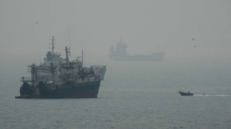 Black Sea में कमर्शियल जहाज पर हमला, बाल-बाल बचे 3 भारतीय क्रू मेंबर, 2 विदेशी नागरिकों की मौत