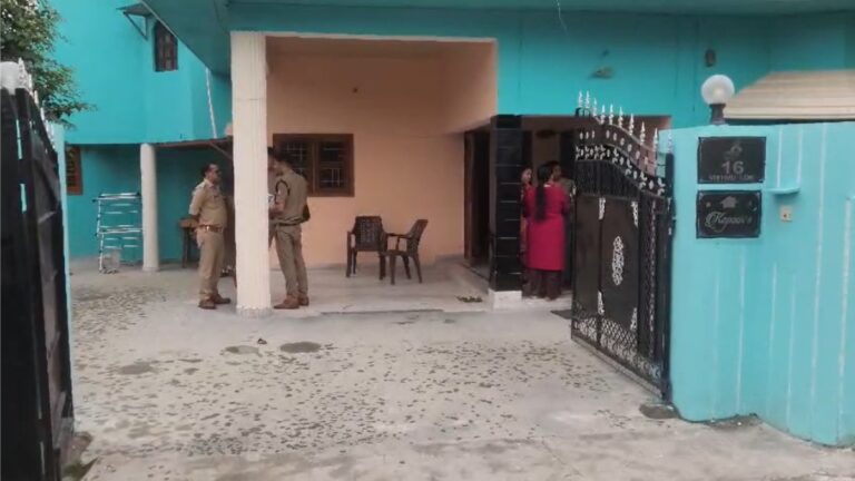 देहरादून में ट्रिपल मर्डर, मकान नंबर 16 से अचानक सुनाई पड़ी चीख-पुकार, लोगों ने देखा- हत्यारा पेंचकस से कर रहा था लगातार वार